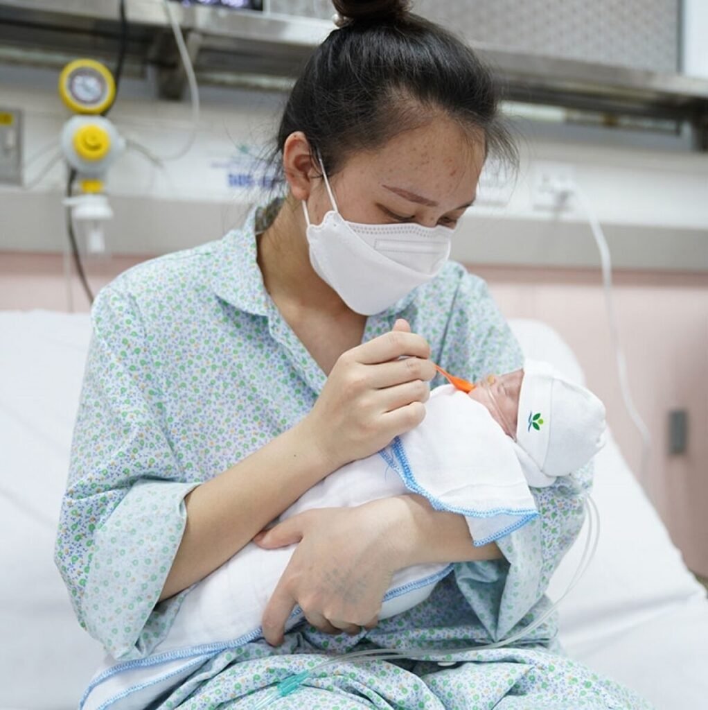 Trẻ sinh non sử dụng sữa mẹ hiến tặng từ ngân hàng sữa mẹ