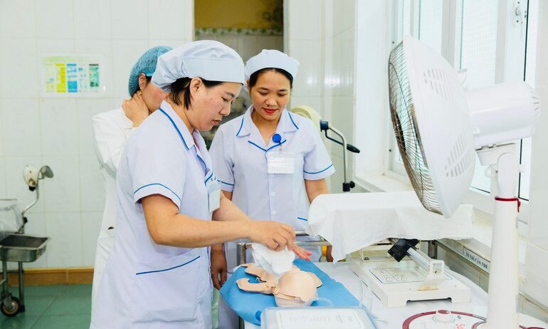 Trung tâm Y tế Đakrông nuôi con bằng sữa mẹ