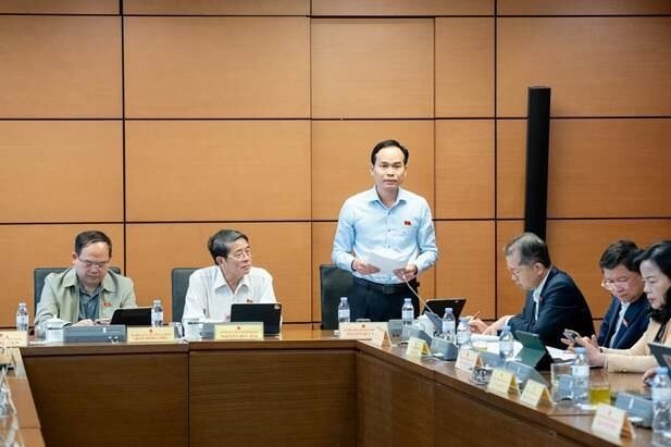 Đại biểu Nguyễn Duy Minh, Phó Trưởng đoàn Đại biểu Quốc hội thành phố Đà Nẵng phát biểu thảo luận tại tổ.